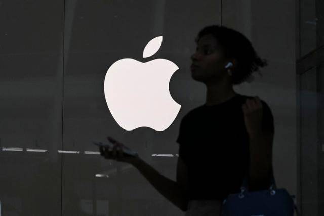 15일 미국 뉴욕의 애플스토어 앞을 한 시민이 지나가고 있다. ⓒAFP/연합뉴스