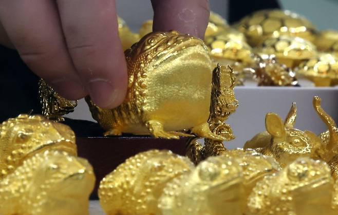 20일 오후 서울 종로구 한국금거래소에서 직원이 금두꺼비를 정리하고 있다. 서울=뉴시스