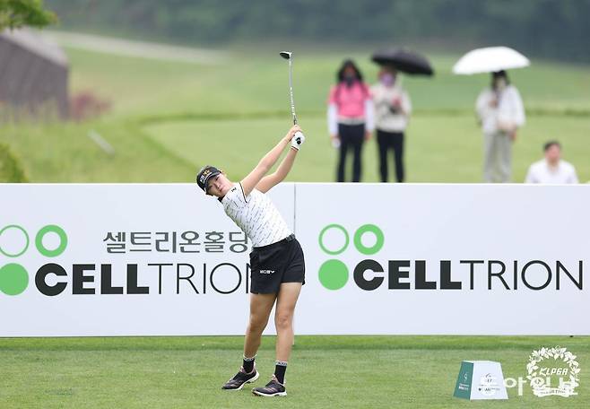 한국여자프로골프(KLPGA)투어 대표 장타인 방신실이 티샷을 날리고 있다. 전반기가 끝난 22일 현재 방신실은 드라이브 평균 거리 258.7야드로 투어 선수 중 두 번째로 멀리 티샷을 날리고 있다. KLPGA투어 제공