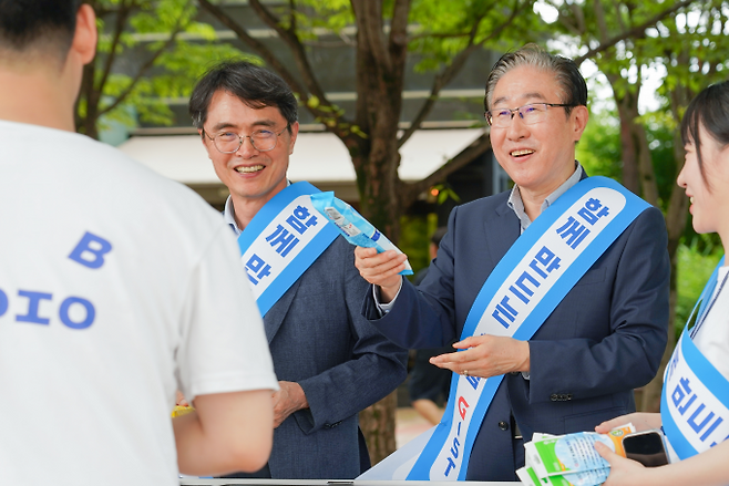 21일 GIST ‘청렴한(寒) 날 - 부패온도 낮추기’ 행사에 임기철 총장과 정성호 교학부총장이 참석해 청렴 메시지가 담긴 스티커를 부착한 쿨링패치와 아이스크림을 교직원과 학생들에게 전달하며 청렴 실천의 의미를 나누고 있다. GIST 제공