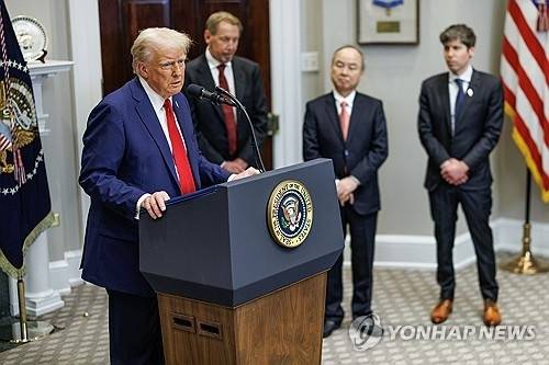 도널드 트럼프 미국 대통령이 지난 1월 21일(현지시간) 워싱턴DC 백악관에서 인공지능(AI) 사업인 ‘스타게이트’를 발표하고 있다. 트럼프 대통령 뒤로 스타게이트 사업에 참여하는 래리 엘리슨 오라클 회장(왼쪽부터), 손정의 소프트뱅크 회장, 샘 올트먼 오픈AI 최고경영자가 서 있다. EPA 연합뉴스