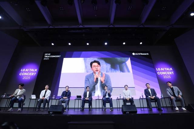 LG AI(인공지능)연구원 관계자들이 22일 서울 강서구 마곡 LG사이언스파크 컨버전스홀에서 열린 ‘LG AI 토크콘서트 2025’에 참가해 질의응답에 답변하고 있다. 사진은 왼쪽부터 이순영 바이오인텔리전스랩장, 이진식 엑사원랩장, 최정규 AI에이전트그룹장, 이홍락 공동 연구원장 겸 CSAI, 임우형 공동 연구원장, 이화영 AI사업개발부문장, 김유철 전략부문장, 전기정 서비스개발부문장. LG 제공