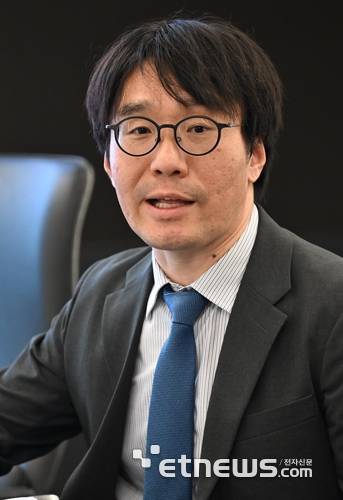 싱귤래리티 금융 소사이어티 제4차 회의가 21일 서울 중구 을지타워에서 열렸다. 김동섭 한국은행 디지털화폐기획팀장이 디지털 금융 전환과 중앙은행의 역할을 주제로 발표하고 있다. 이동근기자 foto@etnews.com