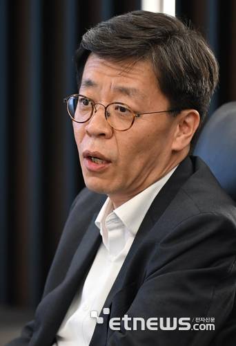 싱귤래리티 금융 소사이어티 제4차 회의가 21일 서울 중구 을지타워에서 열렸다. 임일섭 예금보험공사 예금보험연구소장이 '스테이블코인을 둘러싼 몇 가지 문제'를 주제로 발표하고 있다. 이동근기자 foto@etnews.com