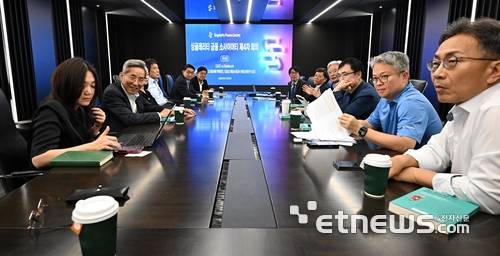 싱귤래리티 금융 소사이어티 제4차 회의가 21일 서울 중구 더존타워에서 열렸다. (왼쪽부터) 박선영 동국대 경제학과 교수, 윤종규 KB금융그룹 고문, 안수현 한국외국어대 법학전문대학원 교수, 윤종원 KDI 초빙연구위원, 이억원 서울대 경제학과 특임교수, 이효섭 자본시장연구원 선임연구위원, 김동섭 한국은행 금융결제국 디지털화폐기획팀장, 임일섭 예금보험공사 예금보험연구소장, 조윤제 연세대 경제대학원 특임교수(좌장), 손병두 토스인사이트 대표, 서병호 한국금융연구원 선임연구위원, 김철웅 신한은행 상임감사위원이 중앙은행 디지털화폐(CBDC)를 주제로 토론을 진행하고 있다. 이동근기자 foto@etnews.com