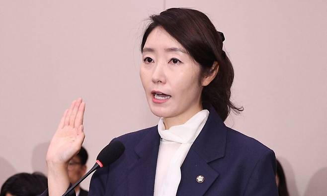 강선우 여성가족부장관 후보자가 지난 14일 국회에서 열린 인사청문회에서 선서하고 있다. 윤운식 선임기자 yws@hani.co.kr