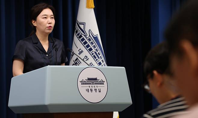 강유정 대통령실 대변인이 22일 오전 서울 용산 대통령실 브리핑룸에서 인사 관련 브리핑을 하고 있다. 김태형 기자 xogud555@hani.co.kr