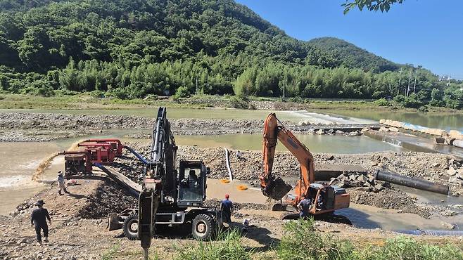 울산시 상수도사업본부가 22일 오전 울산 울주군 언양읍 무동교 인근에서 파손된 상수도 송수관 교체 작업을 하고 있다. 이날 낮 공사를 마친 시 상수도사업본부는 흙 등 불순물을 제거하는 이토작업을 거쳐 23일 새벽 수돗물을 정상공급할 수 있을 것으로 보고 있다. 주성미 기자