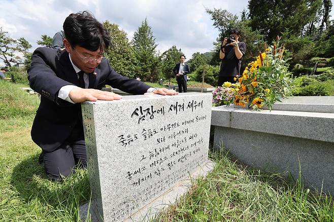 22일 낮 경기도 남양주시 화도읍 마석모란공원 민주열사묘지에서 전날 밤 이재명 대통령의 임명 재가로 김영훈 고용노동부 장관이 취임한 첫날 전태일·백기완·노회찬 등 묘역을 참배하고 있다. 노동장관이 공식일정으로 모란공원 참배를 한 것은 처음이다. 류우종 기자 wjryu@hani.co.kr