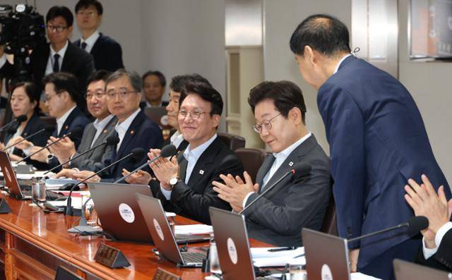 이재명 대통령을 비롯한 국무회의 참석자들이 22일 서울 용산구 대통령실에서 구윤철 기획재정부 장관의 소감과 각오를 들으면서 박수를 치고 있다. 구 장관 등 최근 국회 인사청문 과정을 통과한 이재명 정부 1기 내각 장관 9명은 이날 국무회의에 처음으로 참석했다. 왕태석 선임기자