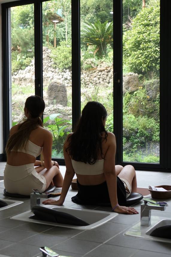 환상숲곶자왈공원 족욕. (제주관광공사 제공)