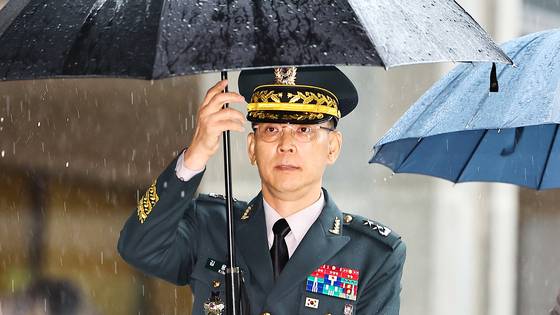 김용대 드론작전사령관이 무인기 작전과 관련해 피의자 신분으로 조사를 받기 위해 17일 서울고등검찰청에 마련된 조은석 내란 특검 사무실에 출석하고 있다. 김종호 기자