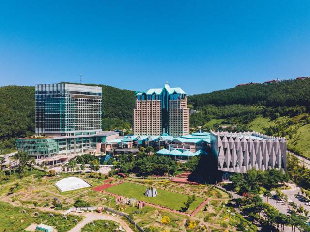 ▲ 강원랜드는 지난해 카지노 규제를 개선하자 폐광지역사회에서도 기대감이 증폭되고 있다. 사진은 강원랜드 전경