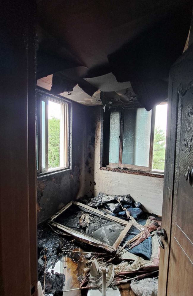 ▲ 22일 오전 8시 56분쯤 횡성군 읍상리의 한 다가구 주택 2층에서 불이 났다. 강원소방본부 제공