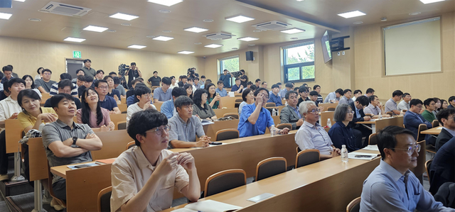 ▲ 강원도와 강원연구원은 글로벌본부 출범 2주년을 맞아 22일 강원도립대학교 글로벌홀에서 ‘동해권 메가시티 경제권 구축 협력방안 세미나’를 공동 개최했다. 도 제공