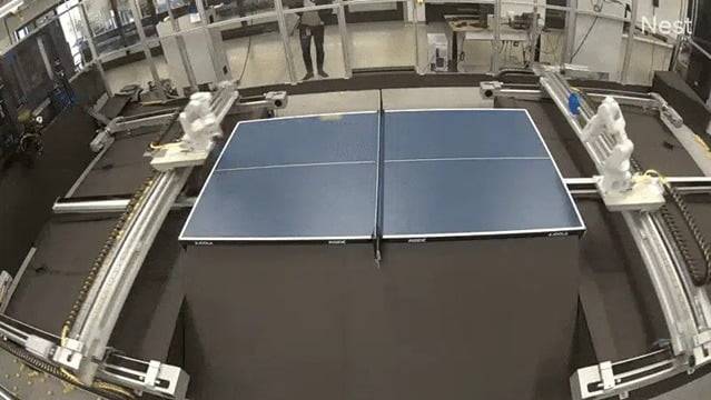 구글 딥마인드의 로봇 팔들이 탁구 경기를 하고 있다. 딥마인드