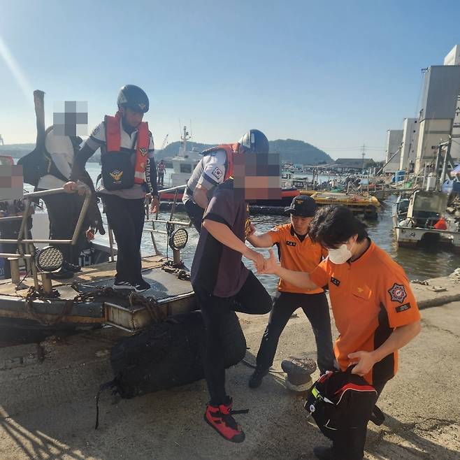 22일 오전 6시45분쯤 부산 남형제도에서 낚시꾼이 바다에 빠졌다가 구조됐다. 부산해경 제공