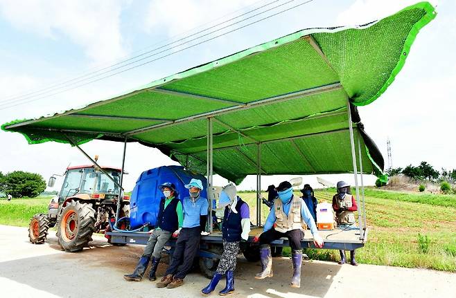 전남도종자관리소가 자체 제작한 이동식 그늘막 쉼터에서 노동자들이 더위를 식히고 있다. 전남도 제공
