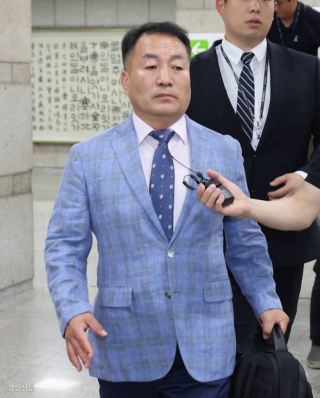 ‘그 거짓말’ 구속 심사 받으러… 모해위증 등 혐의로 구속영장이 청구된 김계환 전 해병대사령관이 구속 전 피의자심문(영장실질심사)을 위해 22일 서울 서초구 서울중앙지법으로 들어서고 있다. 성동훈 기자 zenism@kyunghyang.com