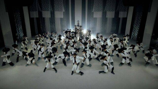 엠넷의 ‘월드 오브 스트릿 우먼 파이터’는 국가대항전 형식의 춤 배틀과 스케일이 다른 무대로 화제를 모았다. 사진은 한국 팀 ‘범접’의 메가크루 미션 ‘몽경-꿈의 경계에서’ 공연 모습. 갓, 부채 등 한국적 요소를 가미한 무대 영상은 유튜브 조회수 약 1560만회를 기록하며 세계적 이목을 모았다. 세미 파이널에 오른 팀원들의 모습이다. 엠넷 제공