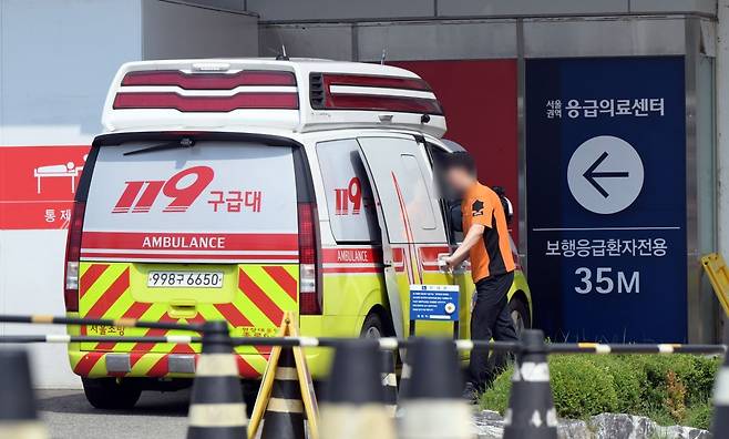 지난해 9월 서울 종로구 서울대병원 응급실에서 한 구급대원이 119 구급차에 탑승하는 모습. 최현규 기자