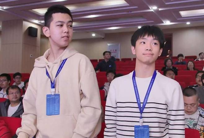 올해 제66회 국제수학올림피아드에서 1위에 오른 중국 국가대표팀의 쉬치밍(왼쪽). 바이두