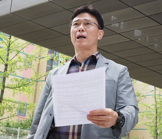 임성근 전 해병대 1사단장이 22일 경기 성남시 네이버 본사 앞에서 이메일 압수수색영장 집행 참관에 앞서 입장을 밝히고 있다. 채해병 특검은 이날 임 전 사단장의 이메일 주소록 등을 압수했다. 연합뉴스