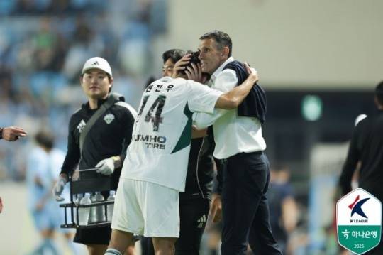 전진우를 안아주는 전북 현대의 거스 포옛 감독 / 사진=한국프로축구연맹 제공. 연합뉴스