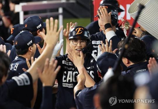 한화 채은성이 만루홈런을 치고 더그아웃으로 들어가며 동료들의 축하를 받고 있다. / 사진=연합뉴스