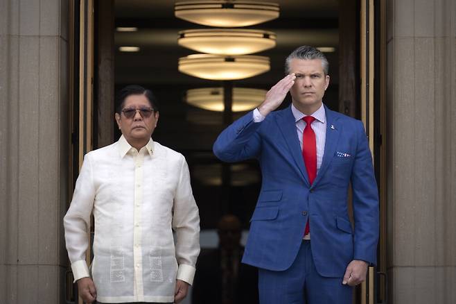 피트 헤그세스 미국 국방장관(오른쪽)이 21일(현지시간) 미 버지니아주 알링턴 국방부 청사에서 열린 환영행사에서 페르디난드 마르코스 주니어 필리핀 대통령을 맞이하며 의장대를 사열하고 있다. AP연합뉴스