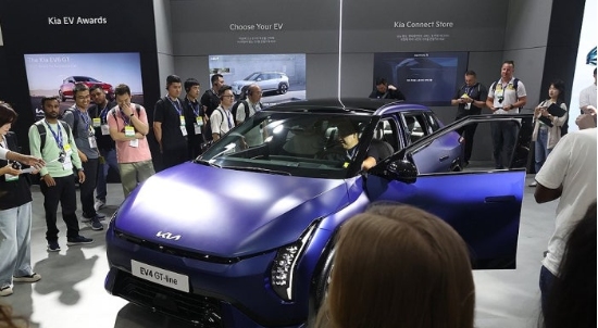 EV 트렌드 코리아 둘러보는 외국인. (사진=연합뉴스)