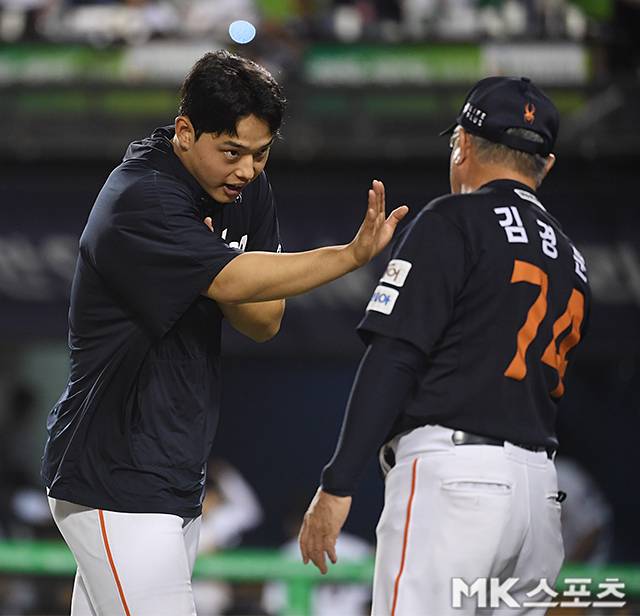 김경문 감독과 문동주. 사진(잠실 서울)=천정환 기자