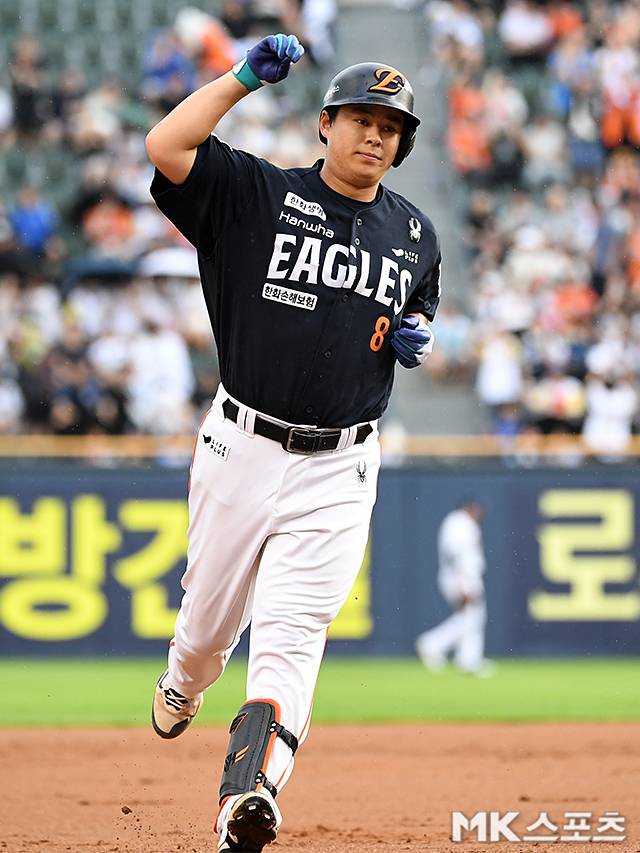 노시환이 22일 잠실 두산전에서 홈런을 친 뒤 기뻐하고 있다. 사진(잠실 서울)=천정환 기자