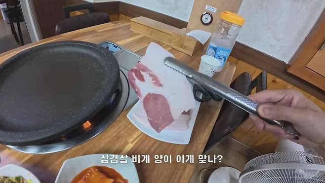 울릉도 한 고깃집이 내놓은 1인분 삼겹살 절반이 비계인 모습. /사진=유튜브 채널 꾸준 kkujun 갈무리