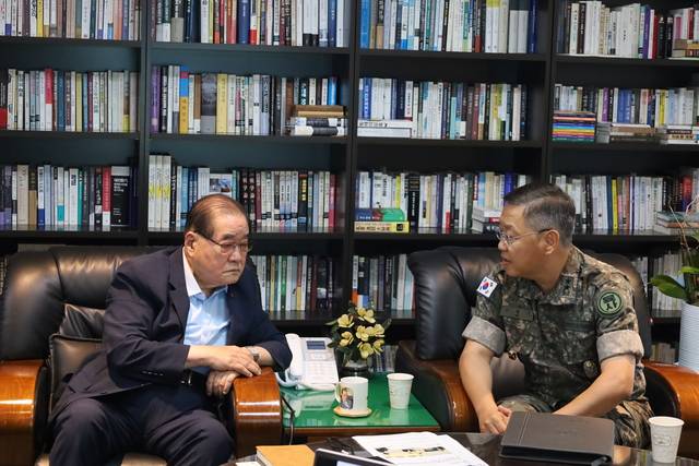 이종찬 광복회장이 22일 광복회를 방문해 홍범도 장군 흉상 이전 문제에 침묵한 데 대해 사과한 소형기 육사교장과 대화하고 있다. 광복회 제공