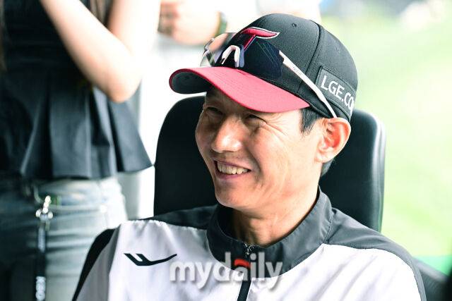 29일 오후 서울 잠실야구장에서 진행된 '2025 프로야구 KBO리그' KIA-LG의 경기.경기 전 LG 염경엽 감독이 취재진과 이야기를 나누고 있다./마이데일리