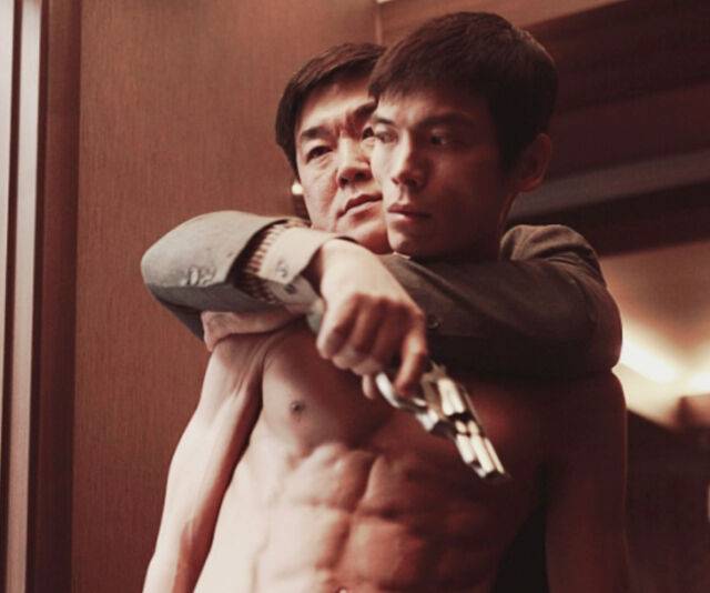 김성오가 영화 '널 기다리며'에서 파격적인 모습을 보여줬다. / 영화 '널 기다리며'