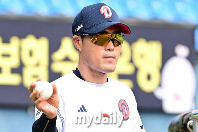 2일 서울 잠실야구장에서 열린 '2025 신한 SOL BANK KBO리그' 삼성 라이온즈와 두산 베어스 경기.두산 조성환 감독대행이 경기 전 선수들의 훈련을 지켜보고 있다.