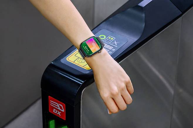애플의 간편결제서비스 '애플페이'에 티머니 기능이 오늘(22일) 도입되면서 아이폰이나 애플워치로도 대중교통 결제가 가능해졌다. (사진=애플 제공) *재판매 및 DB 금지