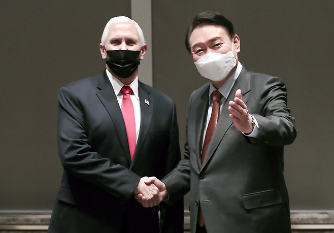 2022년 2월 13일 서울 잠실 롯데시그니엘에서 만난 윤석열과 펜스 (출처:국민의힘)