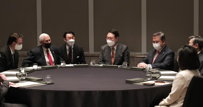 2022년 2월 13일 잠실 롯데시그니엘호텔 76층 스튜디오1에서 윤석열과 펜스가 배석자와 함께 회동했다. (출처:국민의힘)