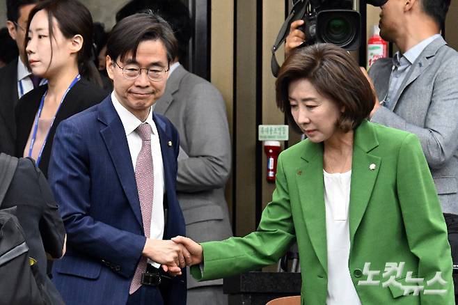 국민의힘 조경태 의원과 나경원 의원이 5일 서울 여의도 국회에서 열린 당 의원총회에 참석하며 인사를 하고 있다. 윤창원 기자