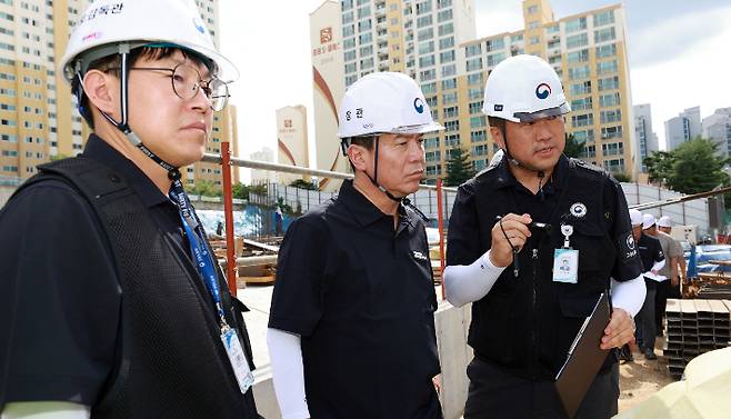 김영훈 고용노동부 장관(가운데)이 22일 경기도 남양주시 건설공사 현장을 방문해 건설노동자들의 안전실태를 점검하고 있다. 고용노동부 제공