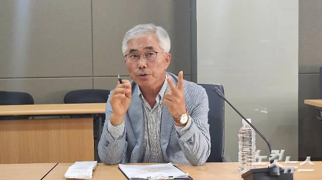 회의가 끝난 뒤 양윤경 위원이 설명하고 있다. 고상현 기자