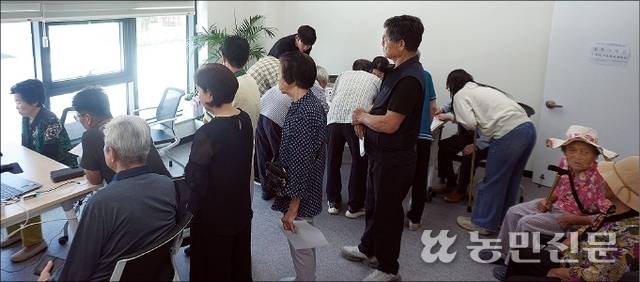 21일 전북 장수 장계면행정복지센터가 소비쿠폰을 신청하러온 어르신들로 북적이고 있다.