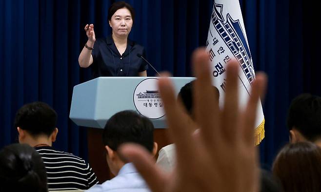강유정 대통령실 대변인이 22일 서울 용산 대통령실 청사에서 인사 관련 브리핑 뒤 취재진의 질문을 받고 있다. 연합뉴스