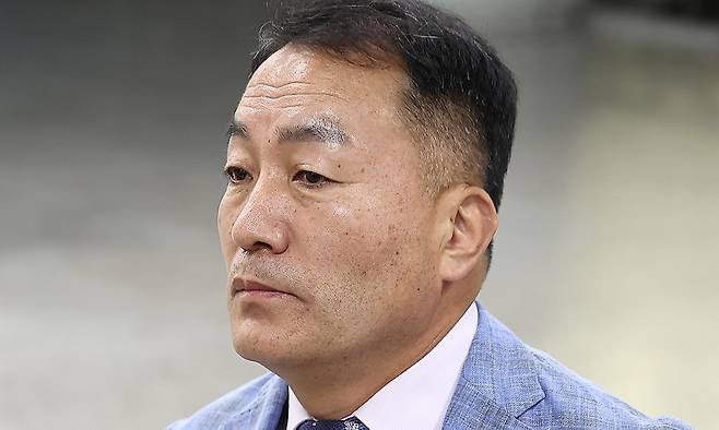 국회 증언·감정 등에 관한 법률 위반 등 혐의를 받는 김계환 전 해병대사령관이 구속 전 피의자 심문(영장실질심사)을 위해 22일 서울 서초구 서울중앙지방법원으로 향하고 있다. 연합뉴스