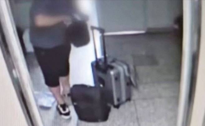 금속류 담긴 가방 들고 아들 집으로… - 지난 20일 인천 연수구 송도동에서 사제 총기로 아들을 쏴 살해한 A씨가 범행 직전인 이날 오후 4시쯤 여행용 캐리어와 짐가방을 갖고 서울 도봉구 쌍문동 자택을 나서는 모습이 아파트 폐쇄회로(CC)TV에 포착됐다. 이후 A씨가 가방에서 금속류로 보이는 물체를 꺼내는 모습이 찍히기도 했다. YTN 캡처