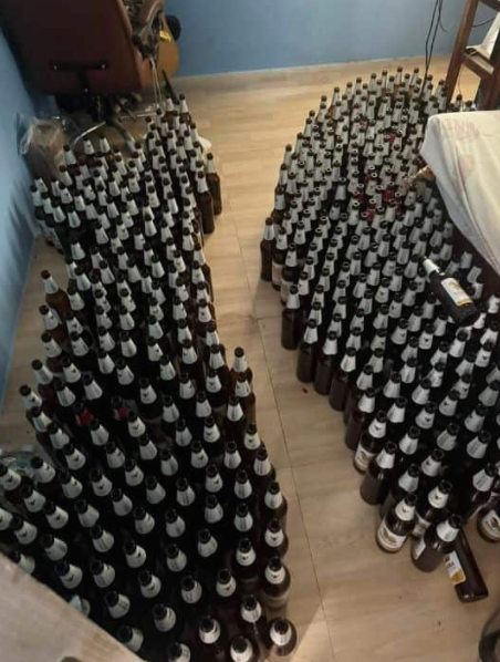 아내와 이혼 후 아들과 단둘이 살던 40대 남성이 극심한 스트레스로 폭음을 계속하다 숨진 상태로 발견됐다. 현장에는 100개가 넘는 빈 맥주병이 놓여 있었다. 페이스북