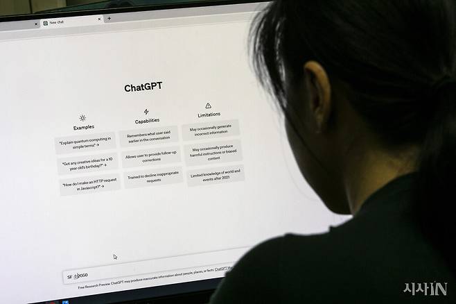 한 웹툰 작가가 자택에서 오픈AI 챗지피티를 이용해 소설의 아이디어를 구하는 작업을 하고 있다. ⓒ시사IN 신선영